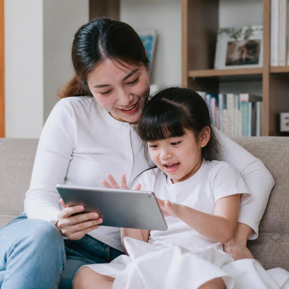 Mẹ và bé cùng tương tác lành mạnh trên máy tính bảng theo nguyên tắc đúng tuổi và đúng nội dung. (Ảnh được tạo bởi AI)