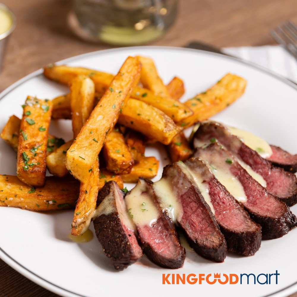 Steak Frites kiểu Pháp với khoai tây chiên vàng giòn.