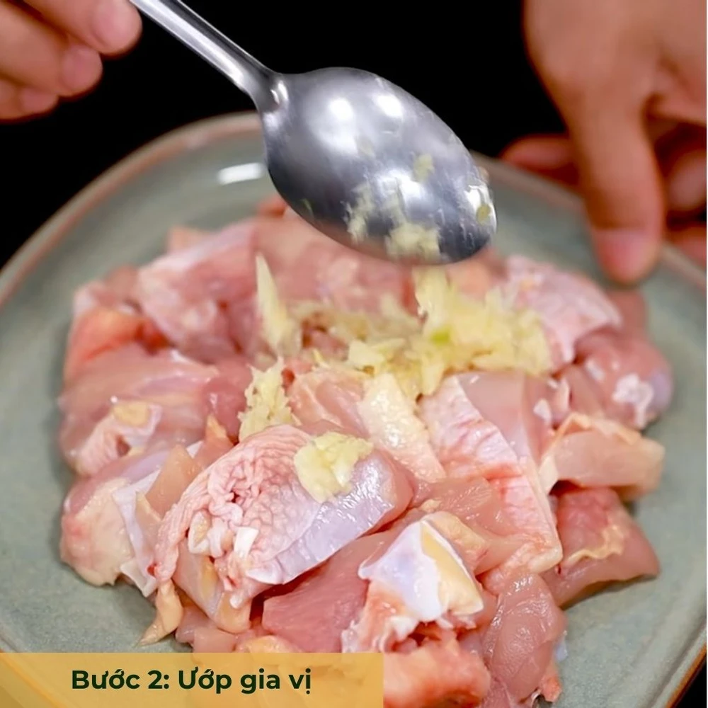 bước 2 ướp thịt gà