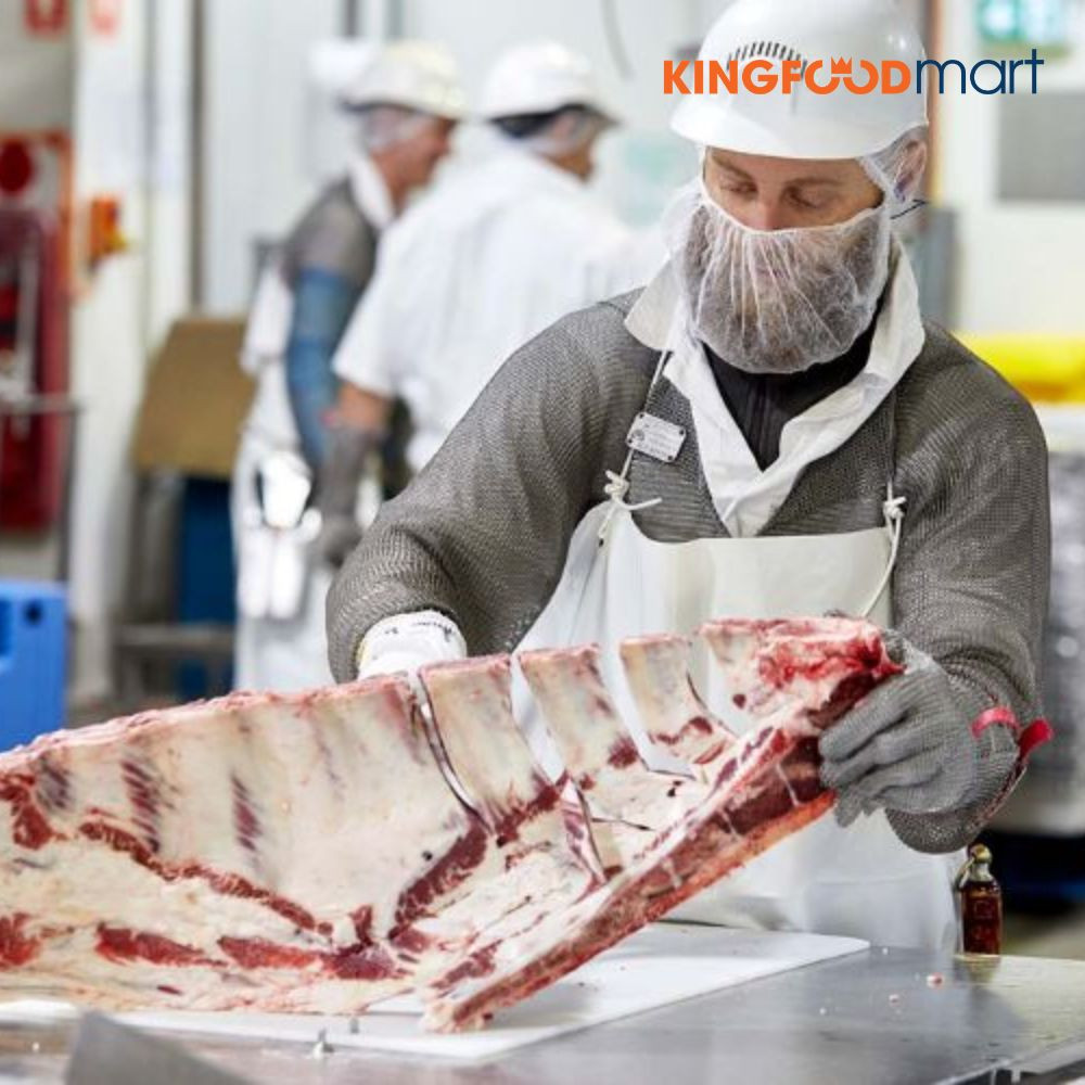 thịt mát được sản xuất theo quy trình khắt khe nhằm giữ trọn giá trị dinh dưỡng. Tiêu chuẩn thịt mát Việt Nam (TCVN 12429:2018) quy định thịt phải được làm mát ngay sau khi giết mổ để tâm thịt đạt nhiệt độ từ 0°C đến 4°C trong một khoảng thời gian nhất định.