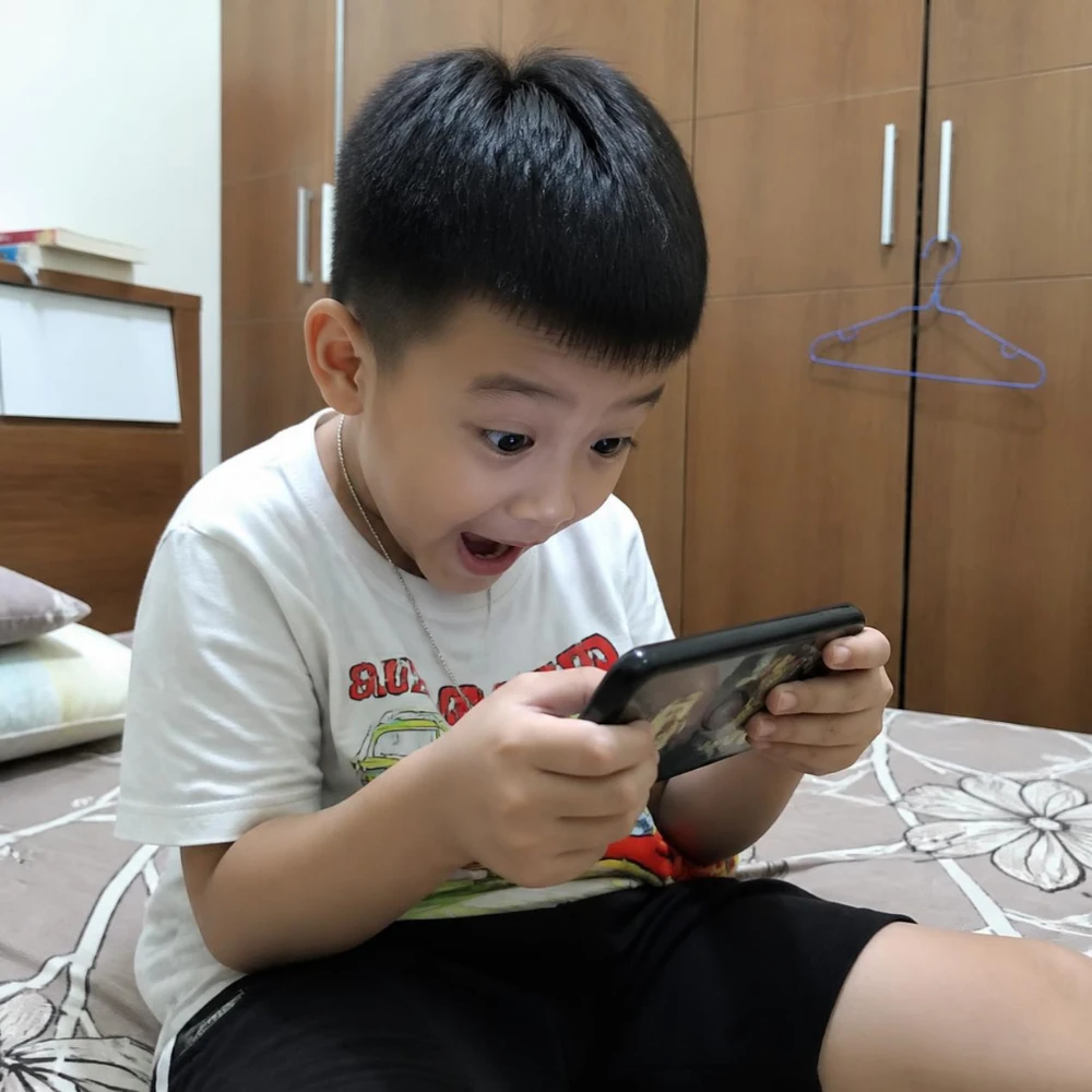Bộ não trẻ em chịu tác động từ thiết bị số và màn hình điện tử. (Ảnh được tạo bởi AI)