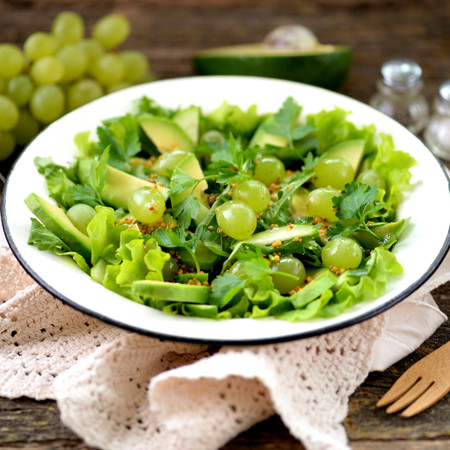 Giữ dáng đẹp da với món salad nho xanh