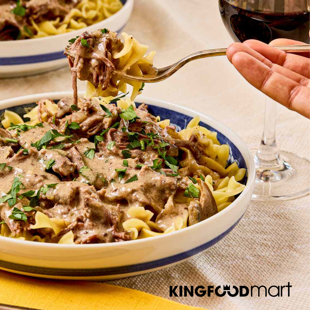 Bò Stroganoff với sốt kem chua, ăn kèm mì egg noodle.