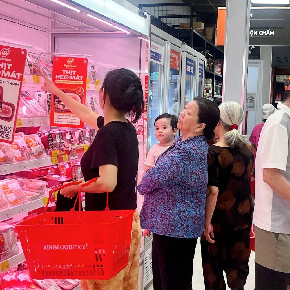 Khách hàng mua sắm đồ dùng gia đình và thực phẩm tươi sạch tại siêu thị Kingfoodmart để ổn định cuộc sống mới.
