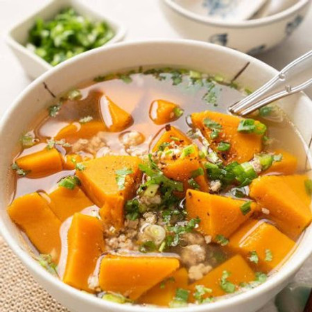 Canh bí đỏ hầm xương heo thơm ngon, bổ dưỡng