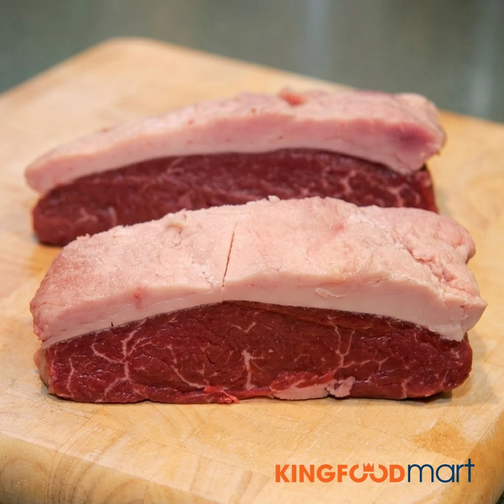 Miếng thịt Picanha đặc trưng với lớp mỡ dày, thịt mềm, mọng nước và hương vị đậm đà.