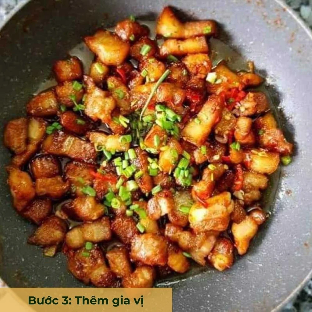bước 3 thêm gia vị vào chảo