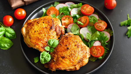 Cách làm món đùi gà tần ngải cứu đầy dinh dưỡng cho gia đình