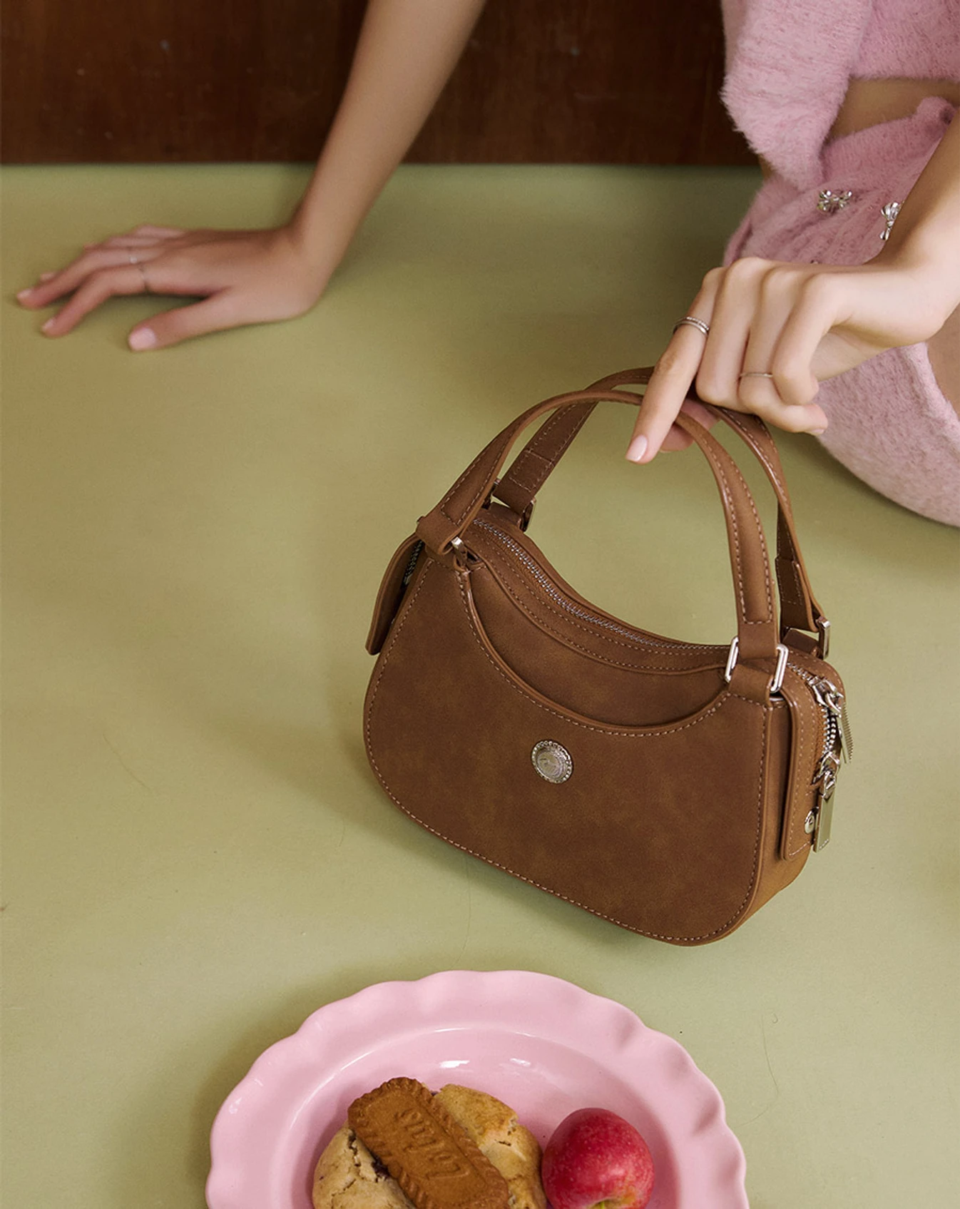 Túi Xách Nhỏ Double-Handle Trang Trí Logo Kim Loại - Image 2