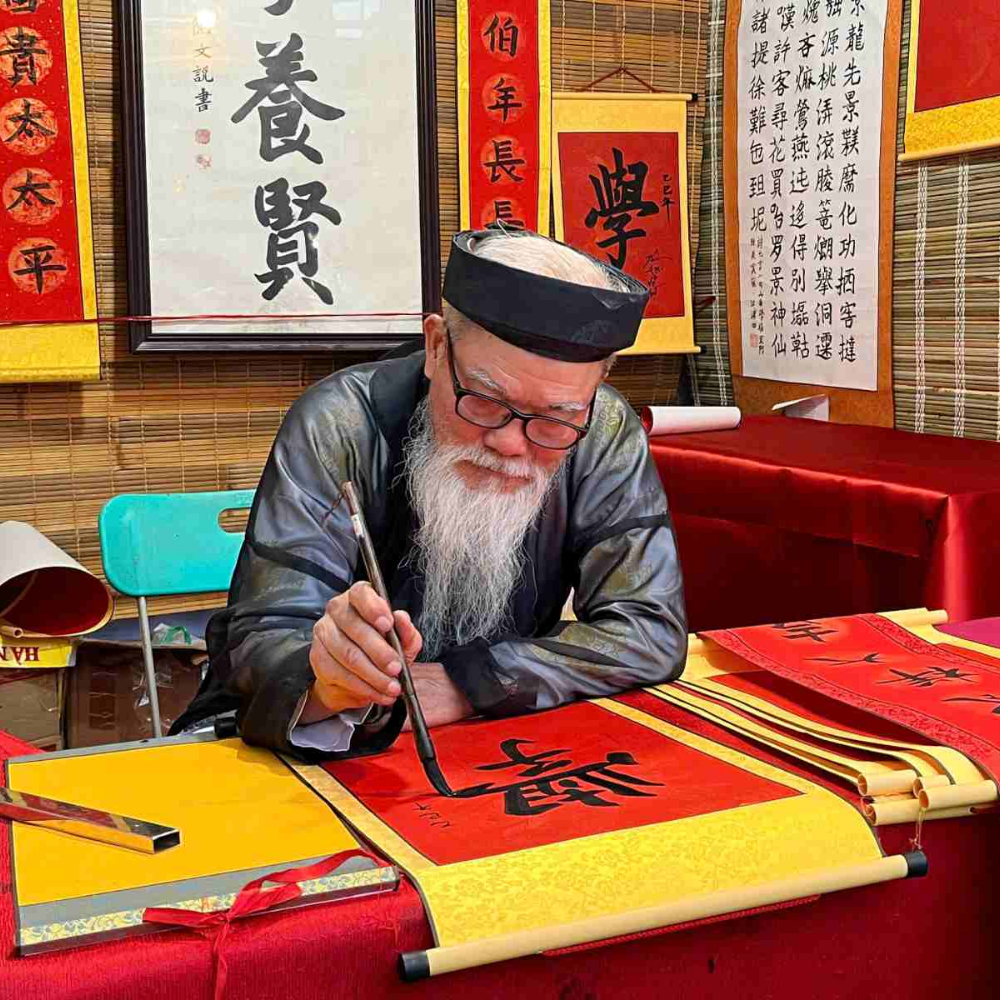 Du xuân phố Ông Đồ Hà Nội