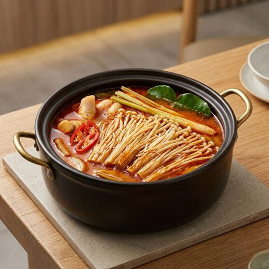 Lẩu Thái nấm kim châm nóng hổi, lên bàn ăn chỉ trong vài phút