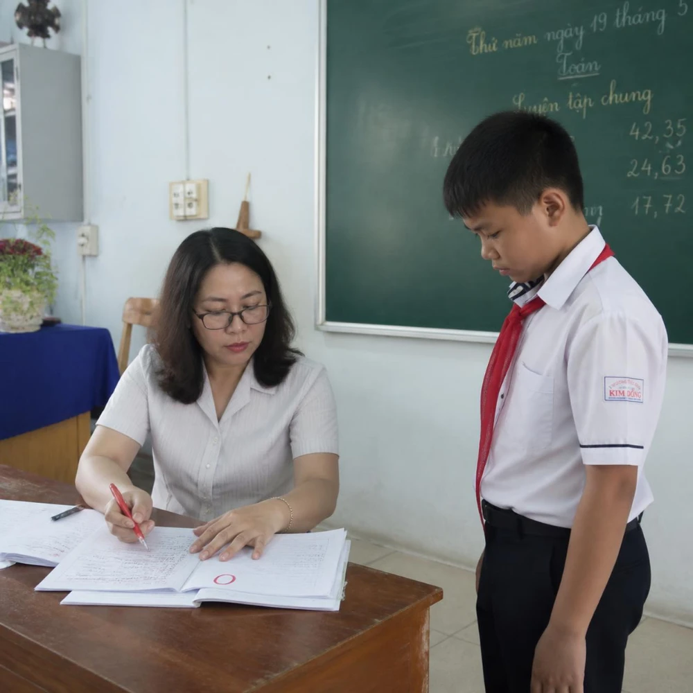 Trẻ tự chịu hậu quả tự nhiên trong học tập từ cô giáo thay vì phải la mắng con. (Ảnh được tạo bởi AI) 