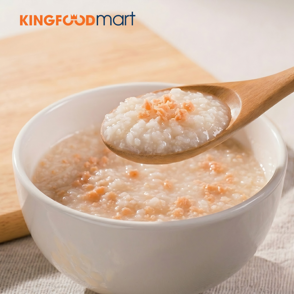 Cháo cá hồi cho bé ăn dặm là lựa chọn ưu tiên nhờ hàm lượng DHA cao và mức thủy ngân thấp.