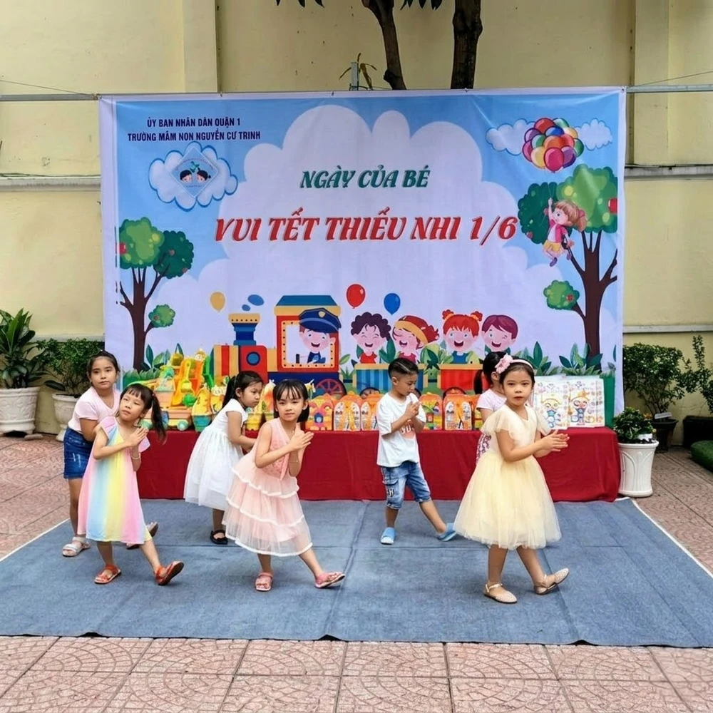 Thiếu nhi Việt Nam biểu diễn văn nghệ mừng ngày 1/6, ngày Quốc tế Thiếu nhi tại Việt Nam.