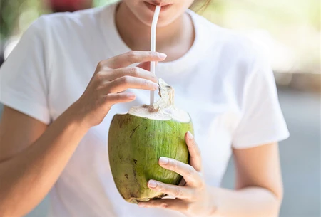 Những lợi ích ít chị em nào biết đến của nước dừa