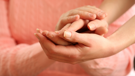 Run tay khi cầm đồ vật là dấu hiệu của bệnh gì?