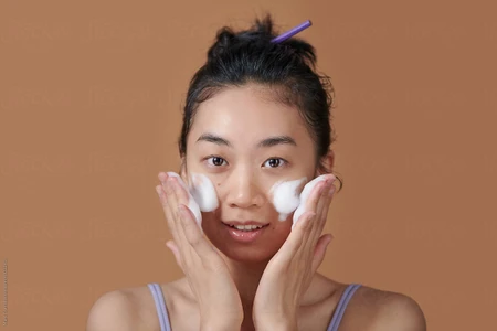 Có nên sử dụng sữa rửa mặt tẩy tế bào chết hay không