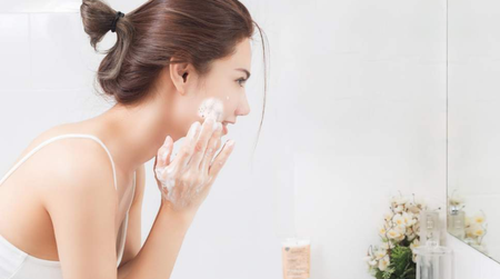 Lạ mắt với sữa rửa mặt tạo bọt hình hoa hồng làm sạch da hiệu quả cho chị em