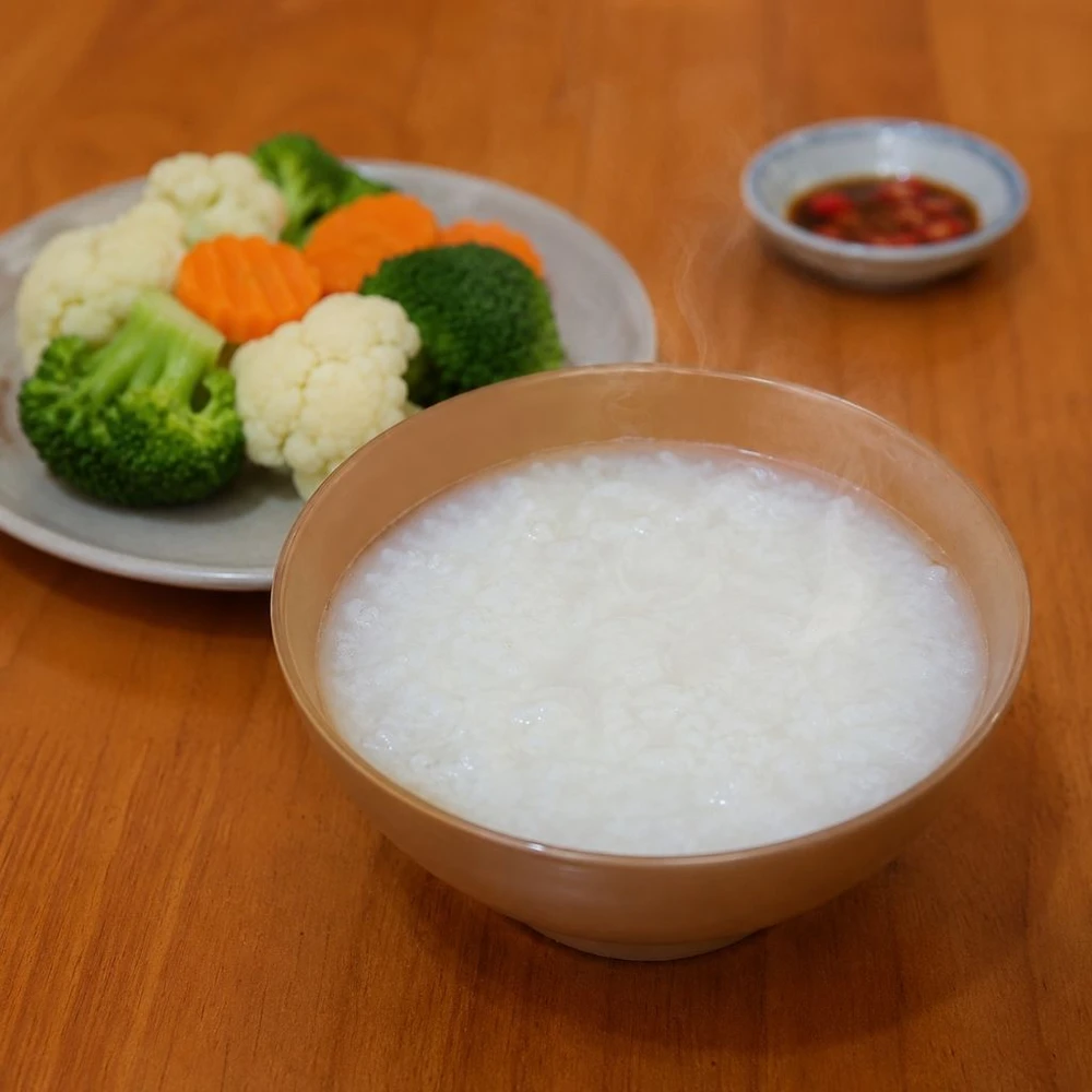 Món ăn mềm dễ tiêu giúp hệ tiêu hóa được nghỉ ngơi trong giai đoạn cơ thể mệt mỏi. (Ảnh được tạo bởi AI)