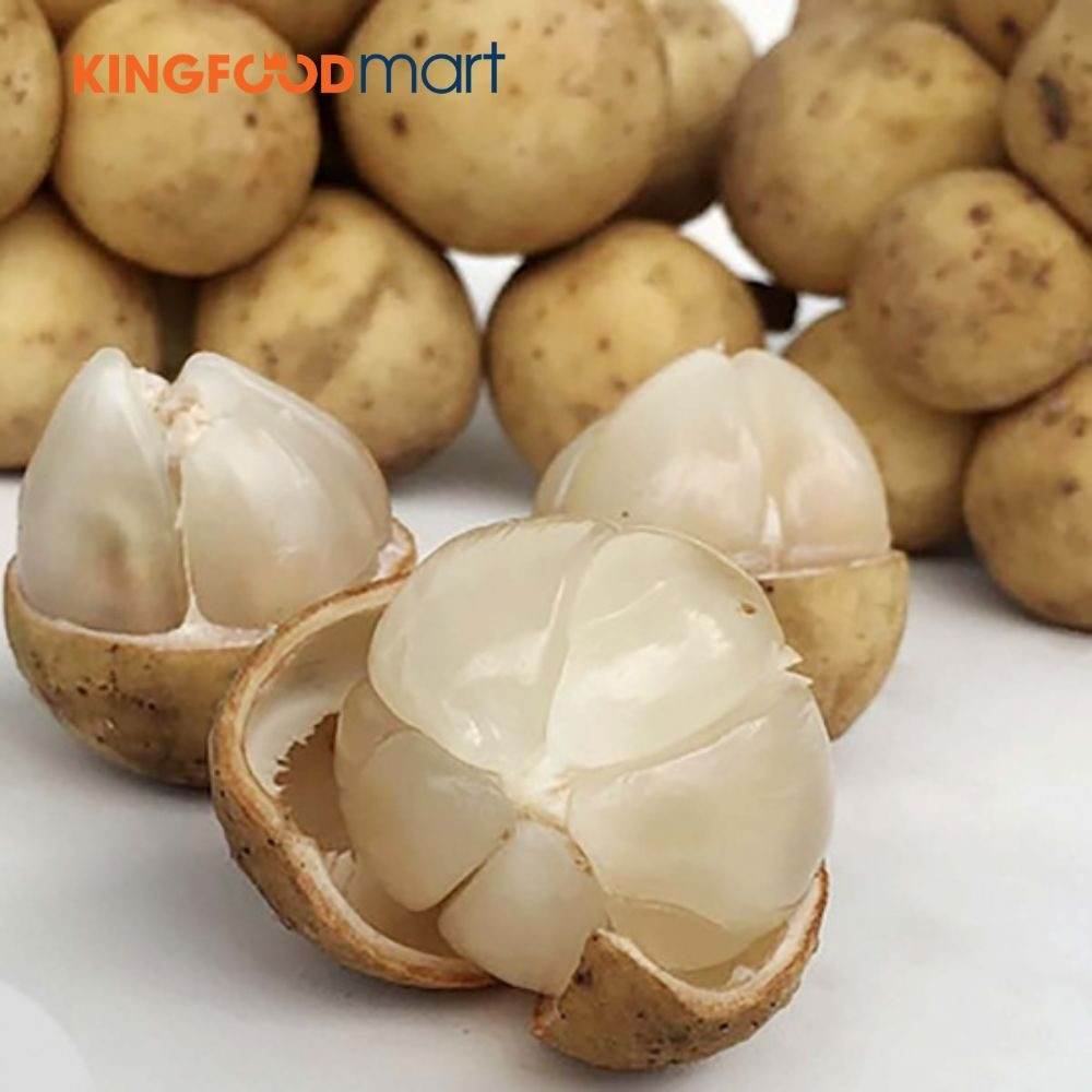 u tiên những chùm còn nguyên cuống xanh, cứng cáp. Nếu cuống đen, héo và trái dễ rụng khỏi chùm thì đó là hàng đã để lâu ngày, thịt quả bên trong không ngon.