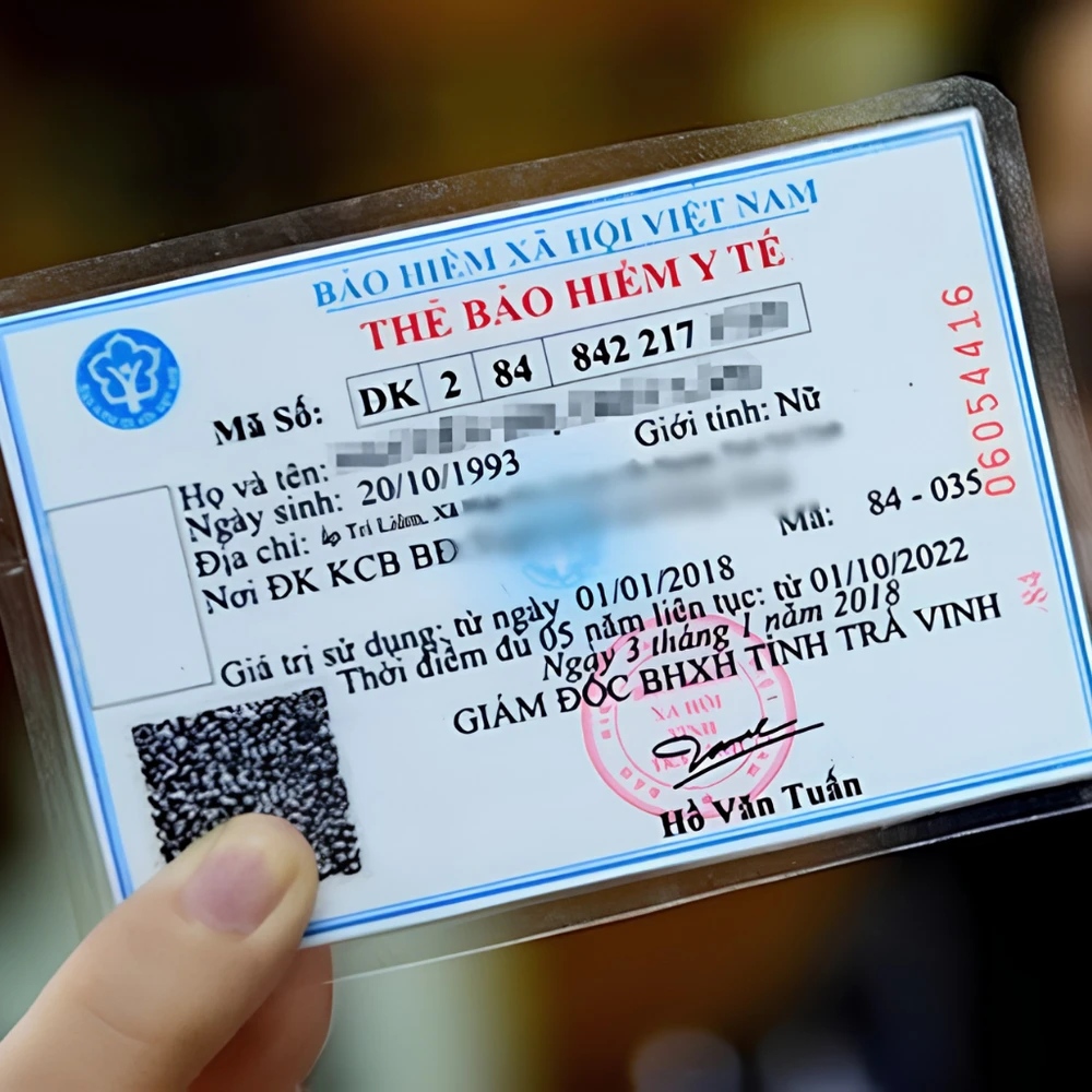 Thẻ bảo hiểm y tế nhà nước giúp chăm sóc sức khỏe cho con và mẹ. (Ảnh được tạo bởi AI)