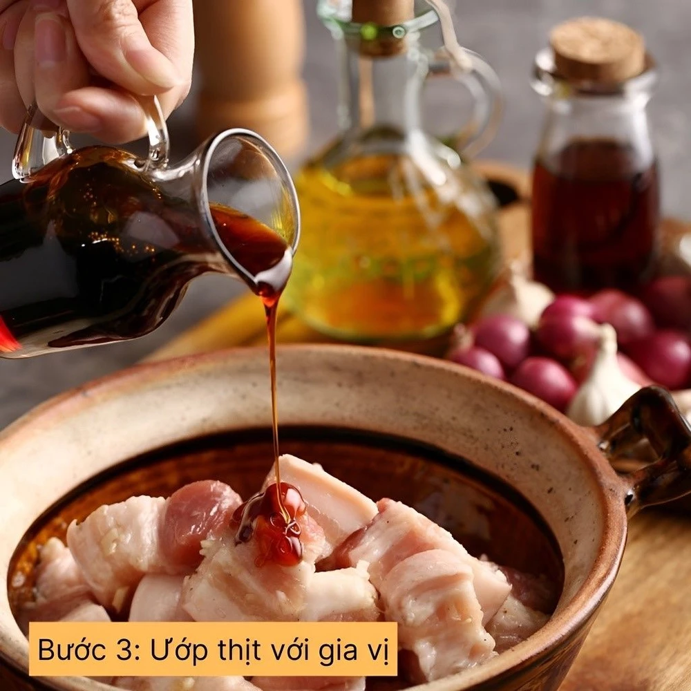 ướp thịt với gia vị