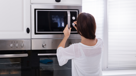 Công dụng và vệ sinh lò vi sóng đúng cách