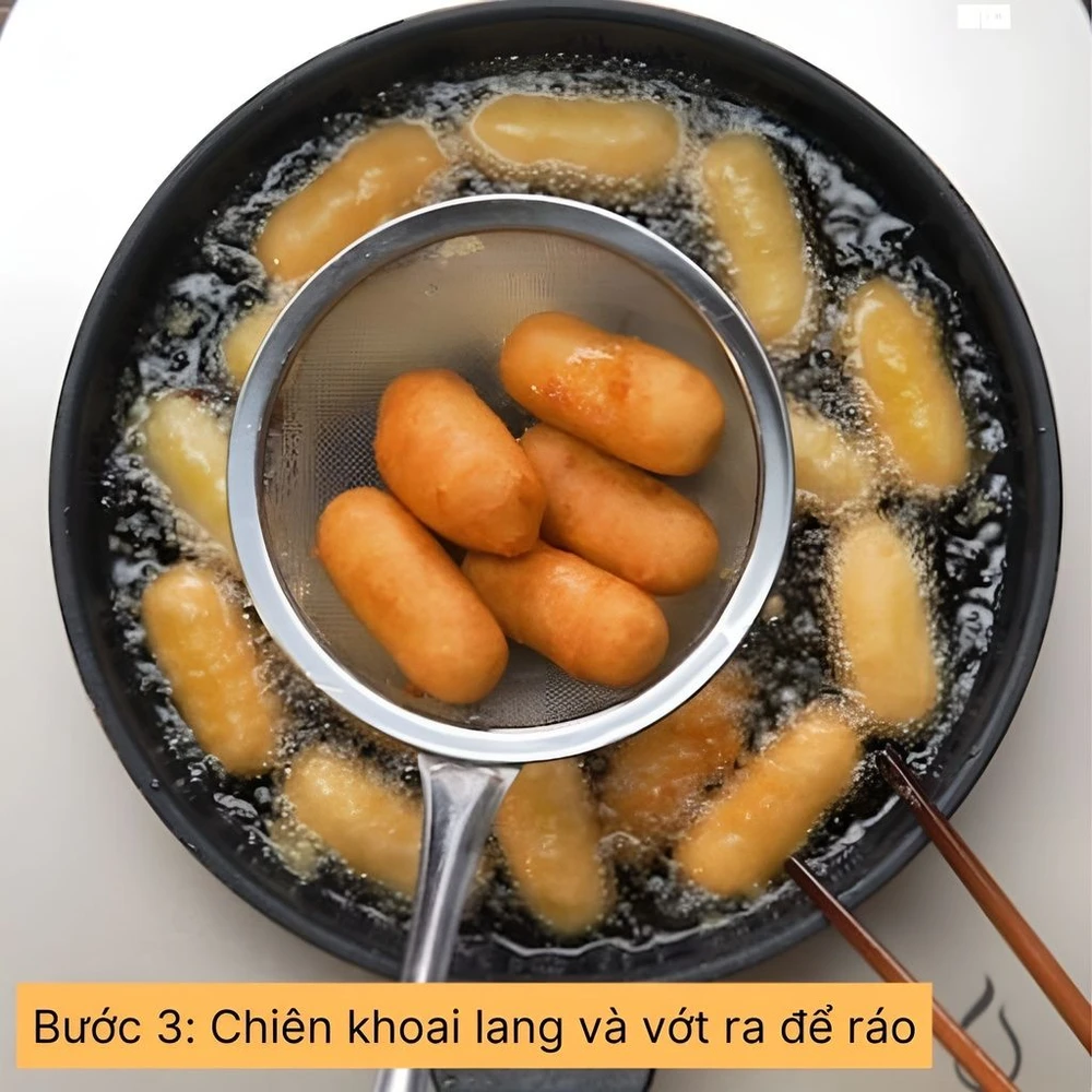 chiên khoai lang và vớt ra để ráo