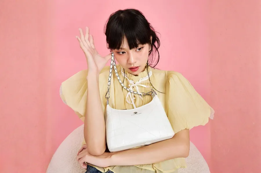 Túi Xách Nhỏ Shoulder Strap Chần Chỉ: Chọn Màu Nào?