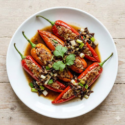 Ớt Nhồi Thịt Bằm Chiên Giòn, Sốt Nấm Hành Đậm Đà