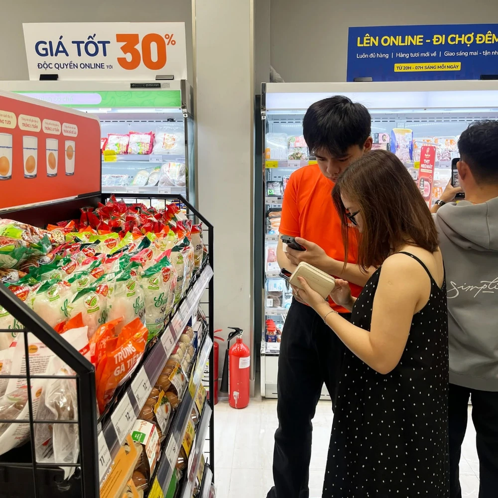  Khách hàng mua sắm thực phẩm tươi ngon tại siêu thị Kingfoodmart. 