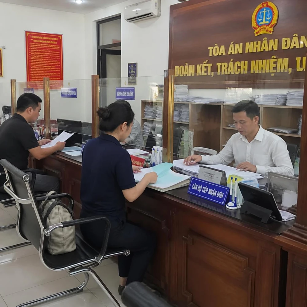 Quy trình nộp hồ sơ và thụ lý tại Tòa án nhân dân khu vực. (Ảnh được tạo bởi AI)
