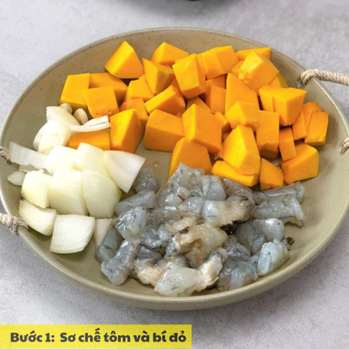 sơ chế tôm và bí đỏ